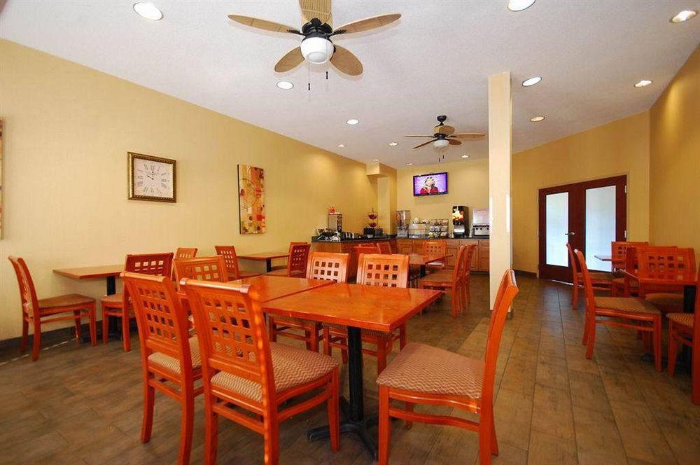Best Western Plus New Cumberland Restaurace fotografie